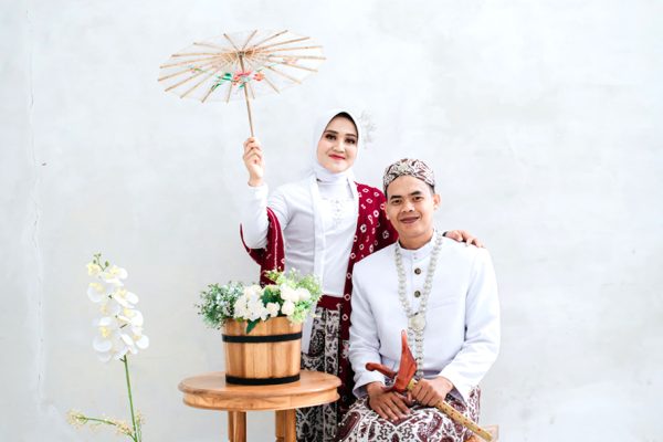 Tips-Memilih-Cincin-Nikah-atau-Tunangan-yang-Tepat-570x300-copydd